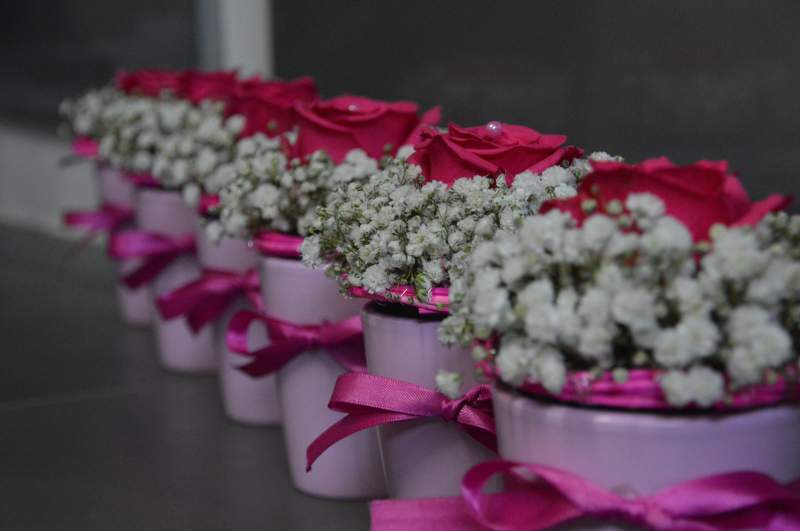 Création de chemin de table en fleurs pour un baptême